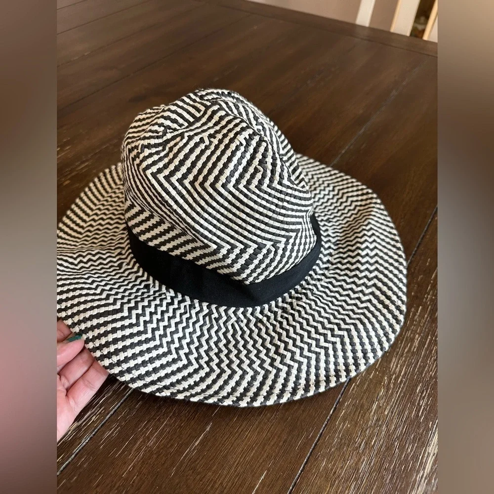 Scoop round hat